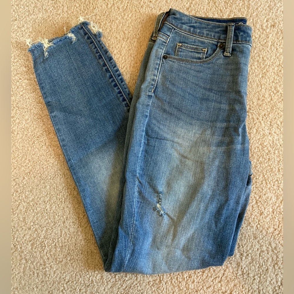 Universal Thread Distressed Jeans - Picture 5 of 9